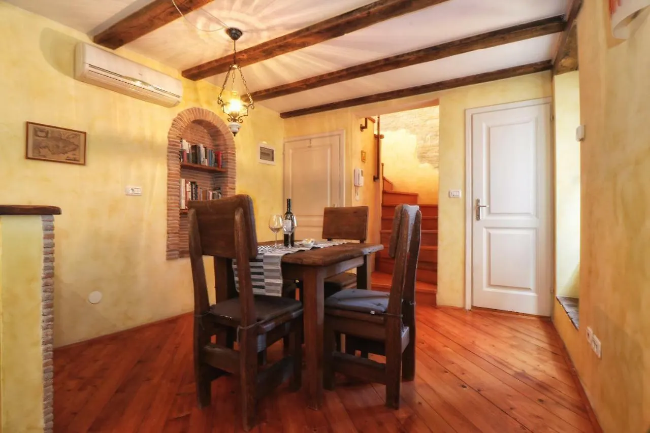 Superb Townhouse Villa Montalbano