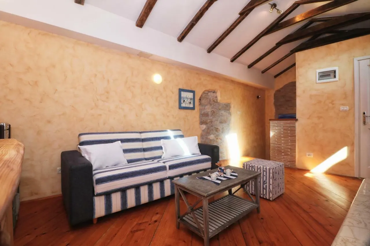 Apartment Superb Townhouse Villa Montalbano